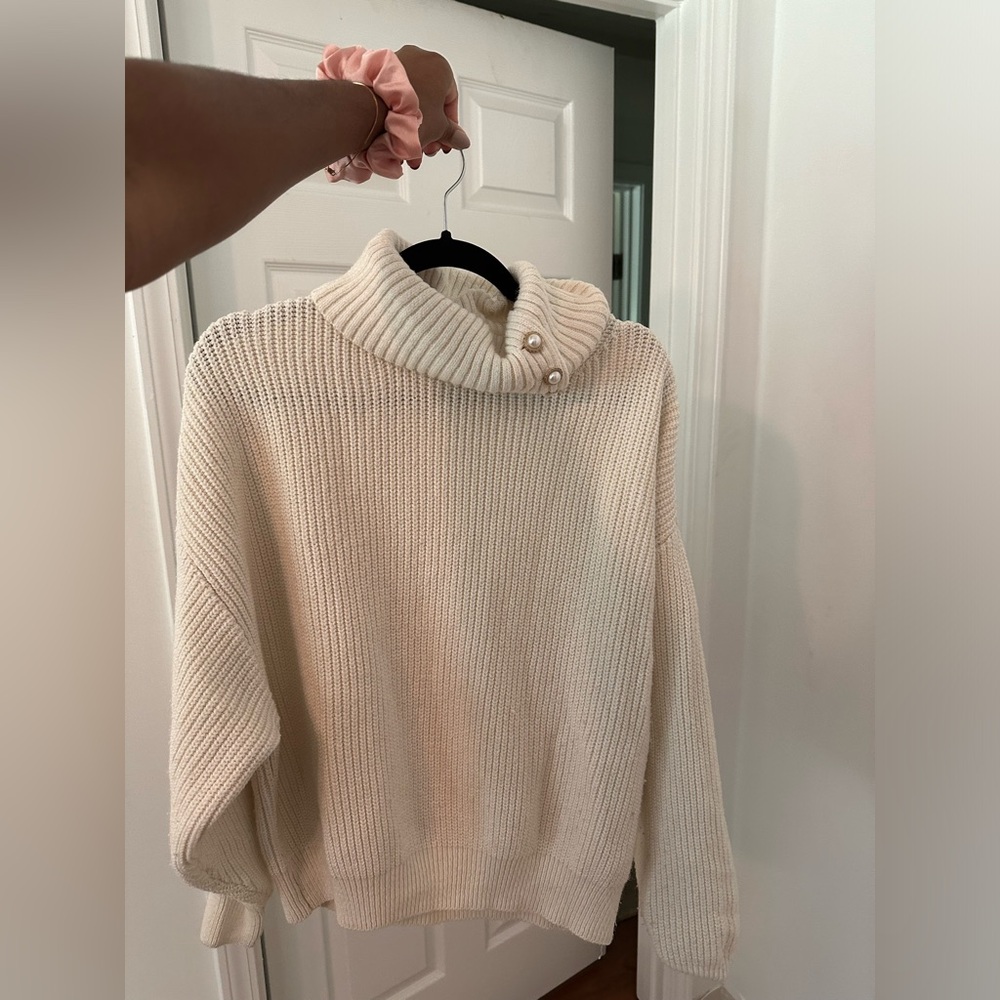 White oversized H&M sweater